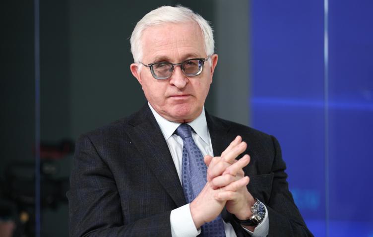 В РСПП заявили что слабый рубль мог бы позволить избежать значительного повышения налогов Глава РСПП Александр Шохин заявил что оптимальным значением для российского бизнеса была бы ключевая ставка в 12 инфляция 4 5 и курс доллара 90 95 рублей От ослабления рубля могли бы выиграть не только экспортеры как иногда пишут но и бюджет мог бы выиграть все производители вся экономика могла бы выиграть потому что за счет появления такого источника доходов бюджета как доходы от экспорта можно было бы и налоги не повышать в том объеме в котором они повышались заявил Шохин Вчера Шохин предложил использовать замороженные в Европе российские активы для восстановления сектора Газа geonrgru YouTube sponsr ru