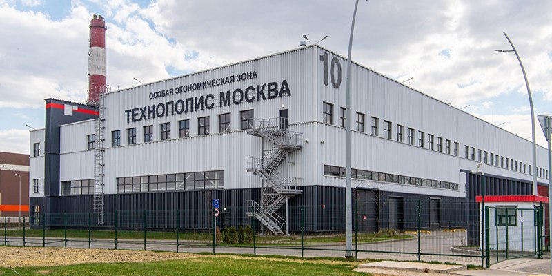 Собянин рассказал об ускорителях для ИИ, разработанных в «Технополисе Москва»  Москва шагает наравне с современными технологиями. Сейчас невозможно представить жизнь без нейросетей, лазеров и роботов. Все эти новейшие технологии разрабатываются лучшими специалистами в «Технополисе Москва». О некоторых из них рассказал мэр столицы Сергей Собянин.  Например, уомпания «ХайТэк» создала первый в России универсальный ИИ-ускоритель для высокоплотных вычислений. Так, ускоритель для нейросетей может за секунду совершать 960…