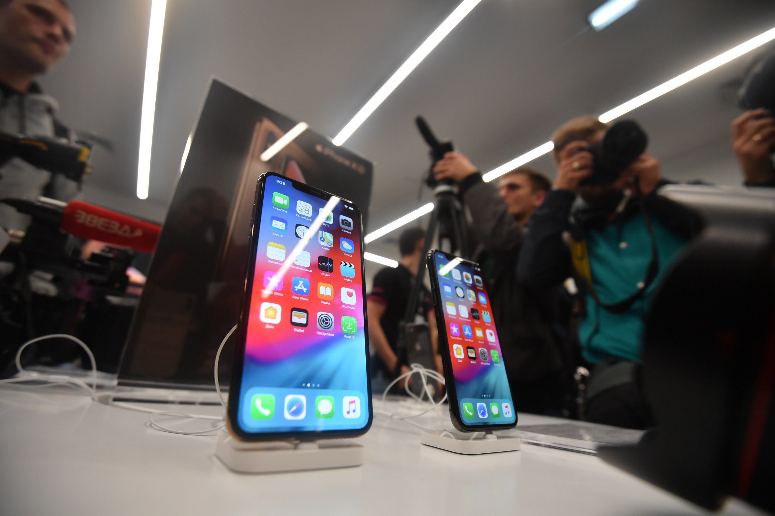 К 1 сентября на Кубани выросли покупки смартфонов в трейд ин Цифровая экосистема МТС зафиксировала повышенный интерес пользователей к программе трейд ин в собственной розничной сети С начала года количество приобретенных кубанцами смартфонов через обмен выросло на 40 Средний чек покупки смартфонов с помощью программы увеличился на 80 и составил 55 5 тысяч рублей Программа обмена или трейд ин позволяет купить новый смартфон со скидкой Размер скидки зависит от бренда и модели гаджета и может достигать 20 тысяч рублей Чаще всего в Краснодарском крае сдают устаревшие и покупают обновленные версии гаджетов бренда Samsung Далее следуют Apple и Xiaomi Спрос на смартфоны вырастает перед новогодними праздниками потом на 23 февраля 8 марта и к началу лета Далее немного снижается но к новому учебному году снова активизируется В среднем смартфоны на Кубани эксплуатируют примерно 3 5 года а потом задумываются о замене гаджета В августе чаще всего покупают смартфоны в бюджетном и среднем ценовых сегментах как первый гаджет для детей