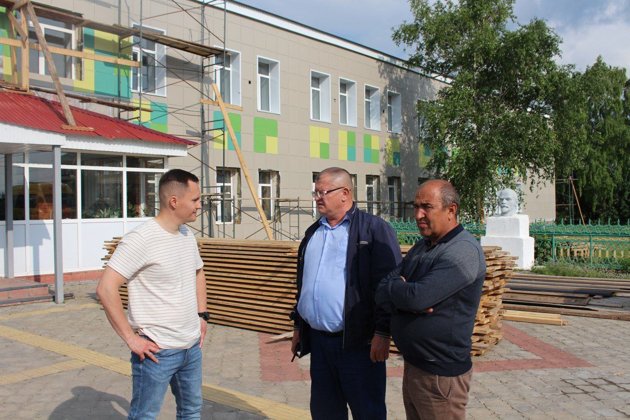 Контроль на объектах: Егор Тарнавский проверил ход строительства в районе Руководитель Исполкома района Егор Тарнавский лично проинспектировал ключевые строящиеся и ремонтируемые объекты на подведомственной территории. Цель рабочего выезда — оценка качества работ и соблюдение установленных сроков на важных для жителей объектах. В селе Слобода Черёмуховая активно возводится новое здание Исполкома сельского поселения. Уже подняты стены, и сейчас строители монтируют крышу. Подробнее читайте здесь. #Шешминскаяновь