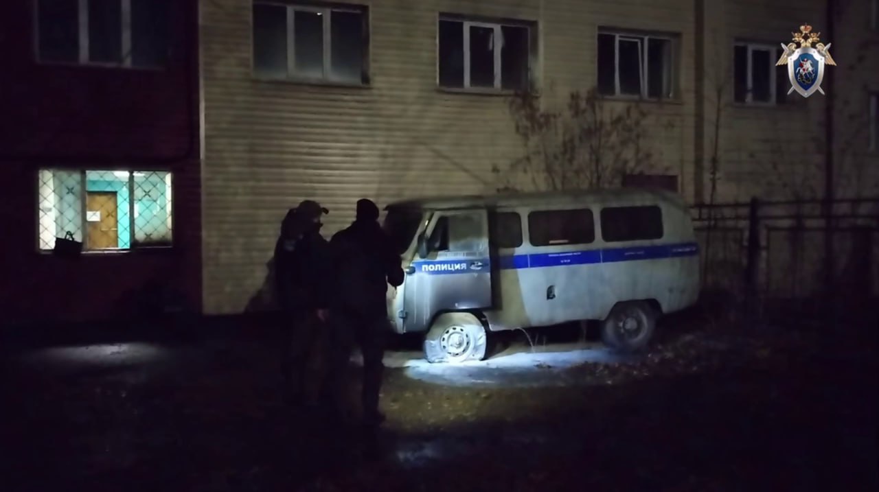 Зачем в Новокузнецке мужчина поджёг полицейский автомобиль Полиция Кузбасса задержала 23 летнего мужчину по подозрению в поджоге полицейского авто и участка а также нескольких трансформаторов Парень уверяет что во всем виноваты мошенники Как им удалось заставить его устроить пожар в материале NGS42 RU
