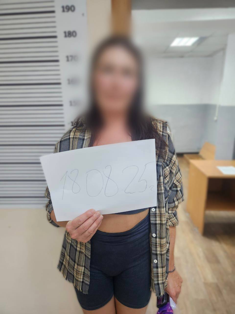 В Боханском районе благополучно завершились поиски женщины, уплывшей на сапборде из Усольского района Накануне жительница Усольского района отправилась кататься на сапборде и исчезла. Ее всю ночь искали полицейские и волонтеры. По предварительным данным, вчера вечером 47-летняя усольчанка вместе с супругом отдыхала на берегу реки Ангара в районе деревни Буреть Усольского района. Женщина решила покататься на сапборде, однако не воспользовалась спасательным жилетом и оставила мобильный телефон на берегу. Через два часа, когда супруг не обнаружил её в пределах видимости, осмотрев акваторию и береговую линию, он обратился за помощью в полицию. Сотрудники Межмуниципального отдела МВД России «Усольский» немедленно организовали мероприятия, направленные на розыск сапбордистки. Утром следующего дня из Боханского района поступила информация, что пропавшая вышла на связь. Как выяснилось, уснув на сапборде, женщина незаметно переплыла Ангару. В результате ночного дрейфа женщина, начавшая свой маршрут в деревне Буреть Усольского района, неожиданно оказалась в селе Буреть Боханского района, преодолев значительное расстояние по течению реки. Проснувшись ночью в незнакомом месте, она дождалась рассвета и обратилась за помощью к местным рыбакам. На место незамедлительно выехали сотрудники полиции, чтобы убедиться в её безопасности. Полицейские напоминают: Категорически запрещено выходить на воду в состоянии алкогольного опьянения; Спасательный жилет - обязательный элемент экипировки на воде; Всегда берите с собой средства связи телефон в водонепроницаемом чехле ; Сообщайте своим близким о маршруте и предполагаемом времени возвращения; Избегайте одиночных выходов на воду, особенно в вечернее время. Подписаться Полиция Иркутской области