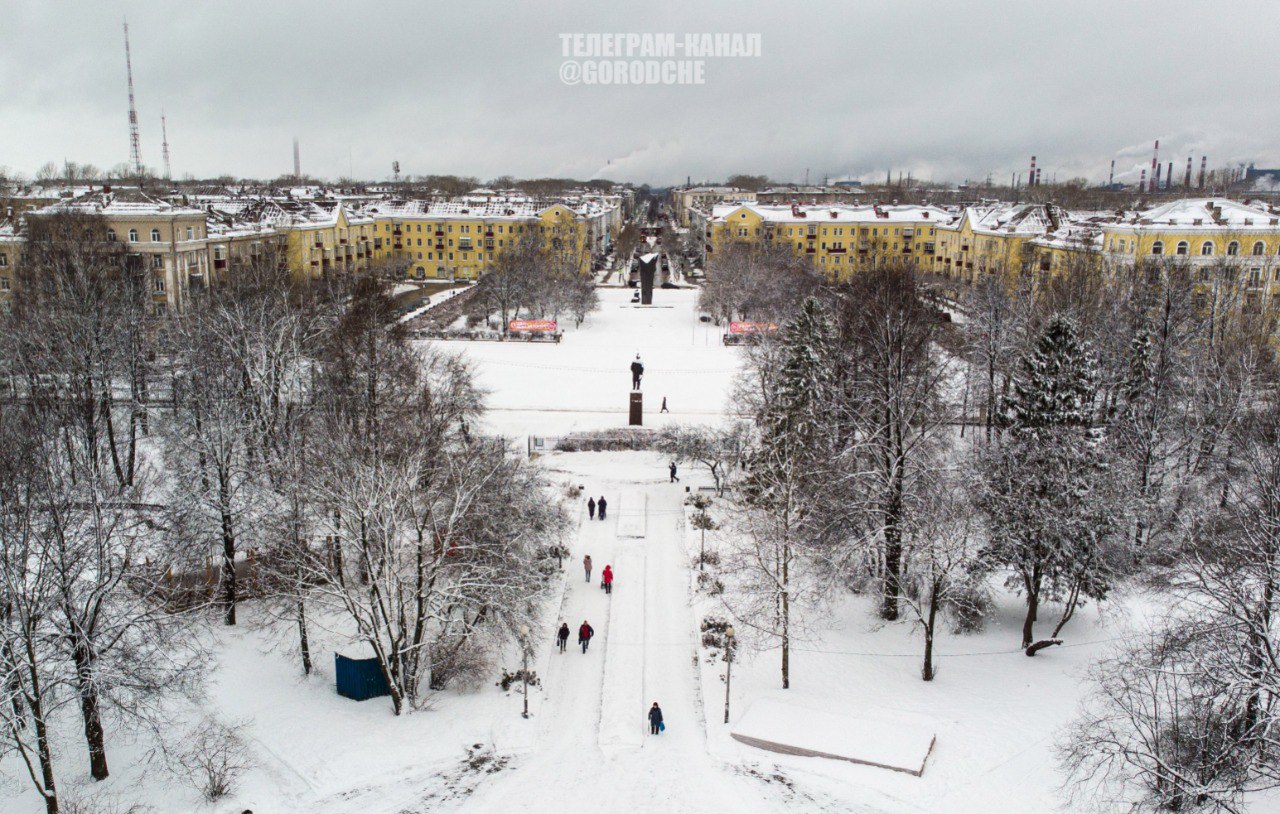 Череповец попал в антирейтинг городов где зафиксировано наибольшее количество случаев превышения предельно допустимых концентраций выбросов вредных веществ в атмосферу Об этом сообщает ИА Вологда Регион на основе доклада Федеральной службы по гидрометеорологии и мониторингу окружающей среды Данные представлены за период с 4 по 10 ноября среди участников федерального проекта Чистый воздух Согласно отчетам самое большое число превышений зафиксировано в Чите 160 превышений ПДК На втором месте находится Череповец 66 превышений ПДК из них 65 по сероводороду Из за чего в основном образуется сероводород мы подробно рассмотрели в нашей статье В основном из за охлаждения шлака Подробнее здесь Согласно отчету продолжительные превышения наблюдались в том числе в ночные часы до 6 или 8 утра пишут вологодские коллеги