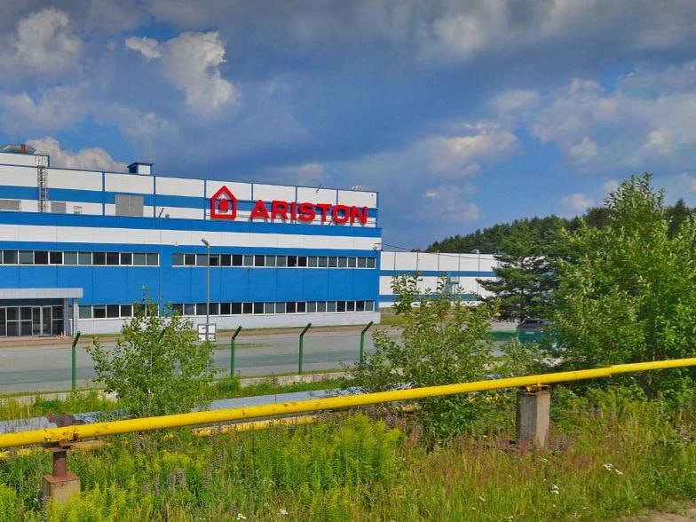 Ariston нарастила выручку после возвращения завода во Всеволожске Прибыль производственной площадки Ariston во Всеволожском районе Ленинградской области которая находится под управлением ООО Аристон Термо Русь после возвращения компании на российский рынок в марте 2025 г достигла почти 37 млн евро 3 5 млрд руб по курсу на 6 ноября 2025 г следует из финансового отчета компании за девять месяцев текущего года При этом чистая выручка Ariston Group за январь сентябрь составила 1 96 млрд евро 183 3 млрд руб по курсу на 6 ноября 2025 г без учета России что на 4 4 больше чем за аналогичный период 2024 г Напомним предприятие Аристон Термо Русь занимается производством водонагревателей и отопительного оборудования во Всеволожском районе Ленобласти В апреле 2024 г оно указом президента РФ было передано во временное управление АО Газпром Бытовые системы При этом предприятие оставалось в собственности Ariston Holding N V 26 марта президент РФ Владимир Путин отменил решение о передаче российских активов Ariston во временное управление Газпрома 27 марта итальянский холдинг заявил о возвращении на российский рынок Яндекс Карты Подпишитесь на Ведомости Северо Запад