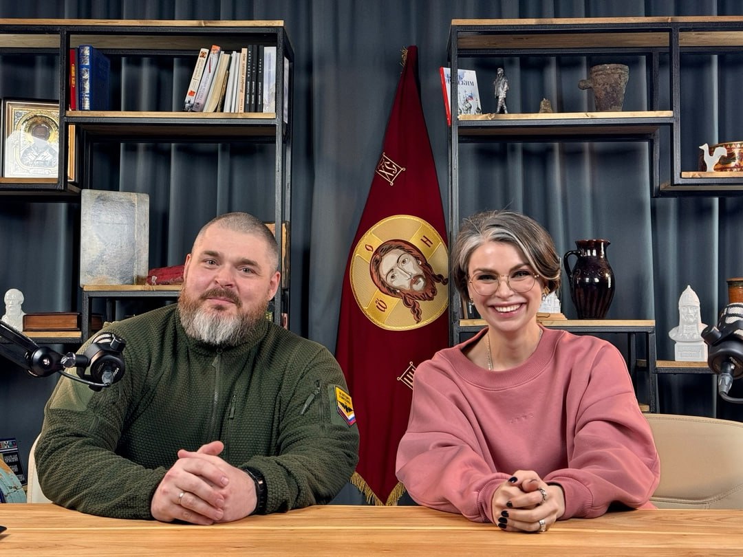 В России появится выставка о священниках в зоне СВО Фотовыставка, которая расскажет о жизни и служении священников в зоне проведения специальной военной операции, может появиться в России. Идеей реализации такого проекта поделилась режиссер фильма «Воля твоя» Екатерина Аркалова. «В перспективе, конечно, есть большое желание сделать фотовыставку, в которой будет рассказана личная история каждого батюшки, находящегося в зоне СВО. Важно, чтобы после ознакомления с этой историей у посетителей была возможность помочь, поддержать священников», — рассказала Аркалова. Режиссер также подчеркнула, что многие из тех, кто успел ознакомиться с ее фильмом «Воля твоя» о священниках в зоне СВО, передали героям фильма специально написанные для них иконы. Аркалова рассказала, что скоро едет в ДНР, чтобы отвезти переданные иконы батюшкам. — молодцы! Подпишись на «Россия — это я!»