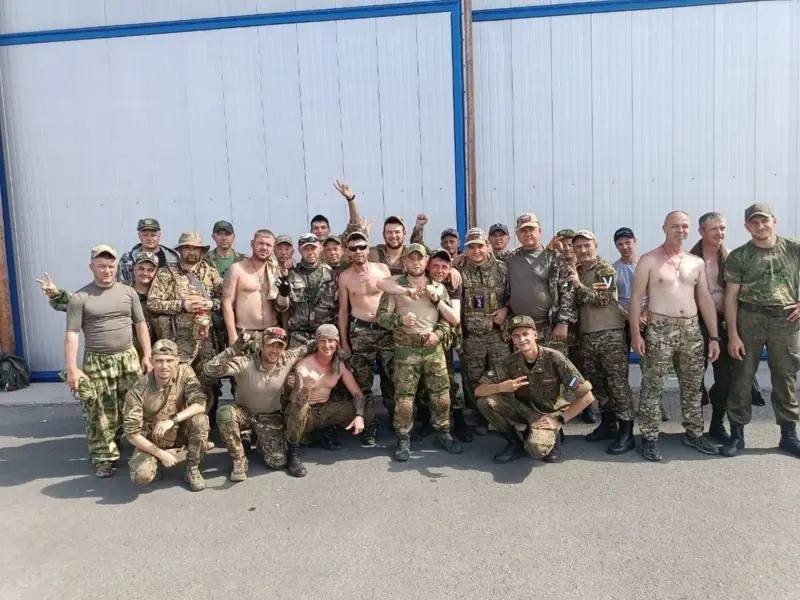 Яровая предлагает упростить допуск к госслужбе для ветеранов СВО Ирина Яровая, известная по так называемому «пакету Яровой» законы о контроле интернета, слежке за гражданами, посадках за лайки и ограничениях для религиозных организаций , теперь лоббирует новый законопроект: снижение требований для участников СВО при поступлении на государственную службу. По данным «Ведомостей», на заседании совета законодателей Яровая заявила, что нынешний критерий «наличие стажа» — малореализуем для ветеранов СВО, и его нужно отменить. Кого планируют пускать во власть? Это те, кого Кремль годами вербовал для войны: заключённые, насильники, серийные убийцы, люди с постстрессовыми расстройствами, вернувшиеся с фронта. Теперь для них хотят открыть двери в чиновничьи кабинеты. Следует знать, что Яровая — лишь рупор, за её инициативами традиционно стоят Кремль, спецслужбы и силовые элиты, которые через неё проводят нужные решения.