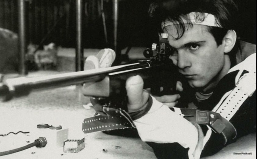 Сербы на Олимпиаде без флага Привет Как то сербские спортсмены приехали на Олимпийские игры но им запретили выходить под флагом государства Это было в 1992 году когда Совет Безопасности ООН наложил санкции на Югославию в связи с её участием в войне в Боснии и Герцеговине Санкции были введены 30 мая А летние Олимпийские игры должны были стартовать через два месяца 25 июля в Барселоне Первоначально Югославии было запрещено выходить на Игры Но шанс был в самом МОК продолжались напряженные обсуждения Дошло до того что тогдашний президент МОК Хуан Антонио Самаранч обратился к президенту США Джорджу Бушу с просьбой поддержать разрешение югославским спортсменам участвовать в Олимпийских играх так как США были главным инициатором введения санкций против Югославии Список спортсменов лично изучал король Испании Если почитать газеты того времени то видно насколько высоко было напряжение в спортивных кругах И только за четыре дня до церемонии открытия спортсменам было официально разрешено присоединиться к соревнованиям Но при этом было запрещено участвовать в командных видах спорта А ведь в то время у страны были сильные команды по гандболу баскетболу и водному поло которые рассчитывали на медали Нельзя было участвовать в командных видах спорта но можно было выступать индивидуально под белым флагом Олимпийских игр Сербы были не одни в этой объединенной команде Вместе с ними под белым флагом шли черногорцы Вместо команды в 109 человек на Игры поехало 52 человека 35 мужчин и 17 женщин Во время соревнований они были обязаны носить белые майки с олимпийскими кольцами без какой либо национальной символики одежду им выдали а в случае завоевания золотой медали планировалось ставить гимн Международного олимпийского комитета Но при этом МОК покрыл все расходы на проезд югославских спортсменов их проживание питание а также выдал каждому по 20 долларов на карманные расходы в сутки что было огромным облегчением для государства Трое смогли получить медали Все в стрельбе из пистолета и винтовки Все трое жители Сербии Ясна Шекарич получила серебряную медаль Всего в её коллекции сейчас пять олимпийских медалей бронзовая три серебряные и одна золотая за 1988 год Ещё двое Аранка Биндер и Стеван Плетикосич на фото получили бронзу Эти медали стали единственными в их олимпийской карьере А ещё газеты рассказывали что на этих Олимпийский играх двое членов югославской команды сыграли свадьбу это были теннисисты Илия Лупулеску и Ясна Фазлич Впрочем позже их брак распался Кстати на тех же играх под белым флагом выступали спортсмены из стран бывшего СССР в качестве объединённой команды это самое известное и пожалуй самое крупное выступление под олимпийским флагом И эта команда собрала больше всех медалей У неё было 45 золотых медалей следом шли команда США 37 золотых медалей и команда Германии 33 золотых медали историяСербии tvojdrugserb