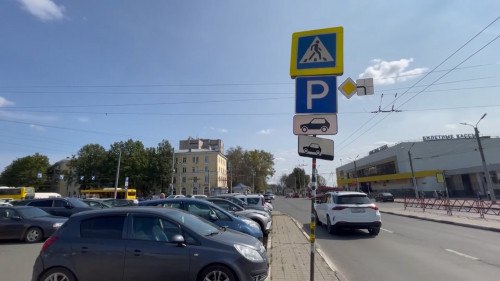 В Ярославской области утвержден предельный тариф на платную парковку    В регионе утвержден предельный тариф на платную парковку. Для мотоциклов и мопедов он составляет 120 рублей в час. Для легковых автомобилей – 230 рублей в час. Для остального транспорта 450…  Отметим, это предельная цена. По факту – сколько будет стоить час, определят позже. Жители региона при оплате получат скидку в 50 процентов. Также сообщается, что первые 10 минут на парковке будут бесплатными. Всего в области планируют создать около шести тысяч платных парковочных мест.  Масштабный проект будут реализовывать в несколько этапов. Сначала это произойдет в Ярославле, Рыбинске, Угличе, Ростове Великом и Переславле-Залесском. Организованные платные парковки должны повысить пропускную способность улично-дорожной сети.