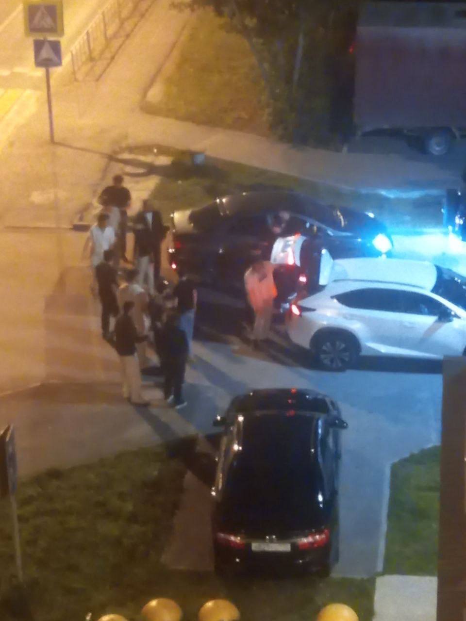 В Тюмени местные жители жалуются на дикие вопли пьяных бабуинов  Что пишут потерпевшие от миграционной политики местные: Это уже не выносимо  , каждую ночь ближе к 12 ночи возле круглосуточного магазина Солнышко на ул. Александра Логунова 18 собираются «молодые люди нерусской национальности» друзья продавцов магазина и начинается. Рёв моторов автомобилей и мотоциклов, громкие крики на своём языке. Соседи несколько раз вызывали полицию, но как всегда полиция приезжает только утром, когда уже все разъезжаются. Работники магазина на замечание реагируют агрессивно. Из-за продажи спиртного по ночам во дворе собираются компании, которые начинают крушить детские площадки. Как бороться с этими ночными гостями..  Сварогов Квадрат  Прислать вестку
