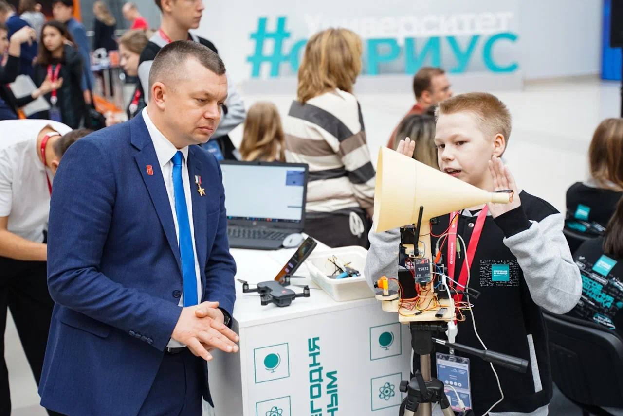 Систему распознавания беспилотников основанное на явлении синестезии устройство для незрячих музыкантов систему для мониторинга состояния мостов и прототипы тренажёров для восстановления двигательных функций после травм и заболеваний нервной системы представили российские школьники на V Конгрессе молодых ученых Мероприятие собравшее участников из 35 регионов РФ провели в конце ноября на площадке научно технологического университета Сириус при участии Движения Первых Перечисленные проекты которые предложили Михаил Ляпкин из Вологды Иван Сидоренко из Донецка Максим Лодза из Кемерово Мария Панамарёва из Челябинской области могут получить поддержку научного сообщества Партнерский пост Подписаться на Properm ru