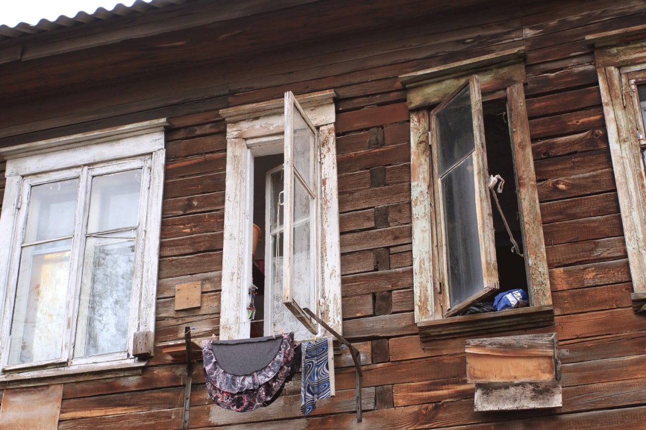 Новый проект КРТ позволит расселить барак 1940 года на Тихвинской Мэрия Новосибирска приняла решение о комплексном развитии территории в границах улиц Степной и Тихвинской Застройщик освоит 1 39 гектара В рамках этого проекта привлекут деньги частного инвестора на снос аварийной трёхэтажки на улице Тихвинской 11 Дом будет расселён за счёт средств застройщика который станет победителем торгов после заключения договора о КРТ подчеркнули в пресс центре муниципалитета До начала работ всем жильцам деревянного барака предложат помещения в маневренном фонде Пока туда перебралась одна семья Подписаться на канал