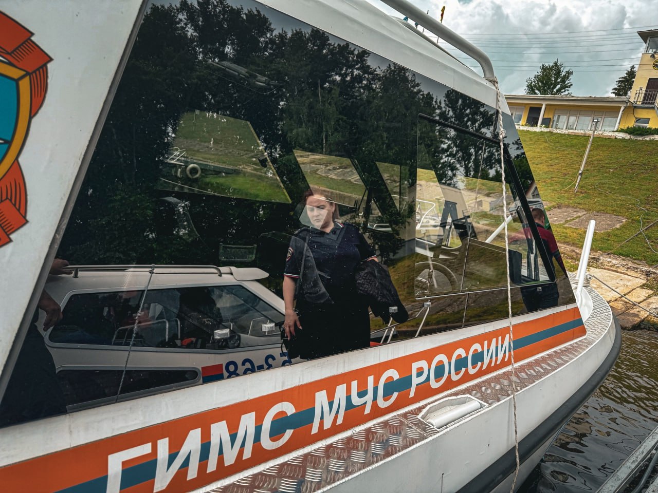 Масштабный рейд по безопасности прошел на водоемах Твери С приходом тепла все больше людей предпочитают отдыхать на водоемах. Но веселое времяпрепровождение - не повод забывать о безопасности. Особенно, если в лодках находятся дети. В теплую праздничную пятницу инспектор ГИМС МЧС России и транспортные полицейские вышли на воду, чтобы в очередной раз напомнить гражданам о правилах поведения на водных объектах. К ним присоединился и журналист “МК в Твери”. Больше фотографий смотрите в нашем материале.