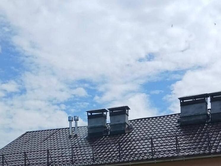 Закончен ремонт крыши школы в поселке Новосельский, поврежденной ураганом 12 июля  Об этом написала в соцсетях глава Старорусского муниципального района Елена Комарова. Все повреждения устранены в кратчайшие сроки благодаря оперативным действиям властей и слаженной работе подрядчиков.  Специалисты отремонтировали фронтон крыши, заменили основные конструктивные элементы, выполнили усиление стропильной системы, заменили гидроизоляцию, уложили новое кровельное покрытие, восстановили вентиляционные столбы.