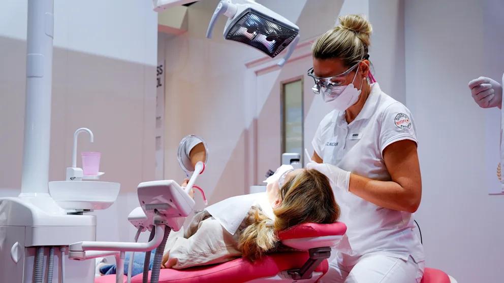 Экономический совет ХДС предложил вывести стоматологию из системы государственного страхования Экономический совет Христианско демократического союза потребовал от правительства Германии масштабных социальных и налоговых реформ В документе оказавшемся в распоряжении BILD предпринимательское объединение ХДС с более чем 13 тысячами членов призывает канцлера Фридрих Мерц и коалиционного партнера СДПГ сократить налоги и пересмотреть социальные расходы Совет в частности предлагает повысить необлагаемый минимум сдвинуть порог максимальной ставки подоходного налога ввести автоматическую индексацию налогов на инфляцию и снизить налог на прибыль компаний до 25 Чтобы сдержать рост социальных взносов организация настаивает на сокращении пособия по безработице до одного года отмене досрочного выхода на пенсию в 63 года а также на повышении пенсионного возраста сверх 67 лет с привязкой к ожидаемой продолжительности жизни Отдельный пункт исключение стоматологических услуг из перечня обязательного медицинского страхования и перевод их на частную оплату а также отмена страхового покрытия несчастных случаев по дороге на работу Генеральный секретарь совета Вольфганг Штайгер заявил что более трех миллионов безработных в Германии это однозначный сигнал требующий немедленных действий Он также резко раскритиковал СДПГ назвав ее партией действующей в интересах получателей пособий BILD Russian