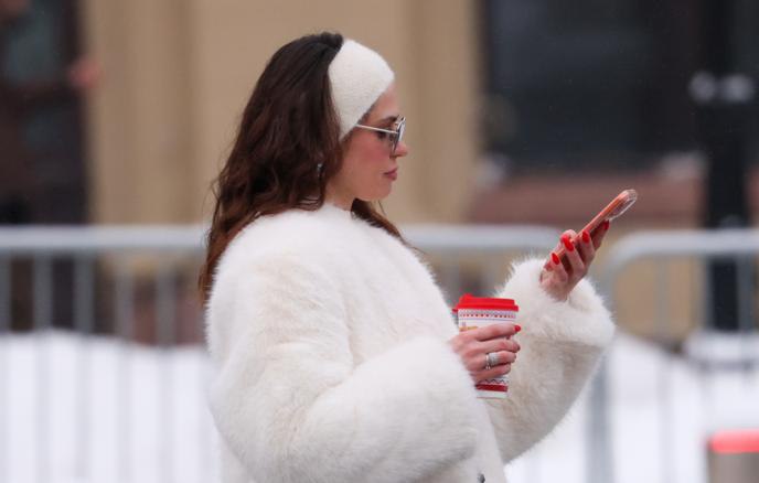 Цифровое удостоверение в мессенджере как Max стал платформой для покупок и госуслуг В России совершено уже 600 000 покупок с подтверждением возраста через QR код в мессенджере Max В Max создано 1 5 млн цифровых ID а код как дополнительная защита Госуслуг используется 12 млн пользователей Чат бот МФЦ в Max стал популярным сервисом 1 6 млн человек используют его для консультаций 540 000 для записи на приём Согласно данным Минцифры QR код в Max в качестве второго фактора защиты учётной записи на Госуслугах применяют 12 миллионов пользователей что демонстрирует его интеграцию в ключевую государственную цифровую инфраструктуру Скоро необходимость носить с собой паспорт для подтверждения возраста может стать анахронизмом Внедрение подобных технологий напрямую влияет на конверсию упрощая процесс покупки для взрослой аудитории