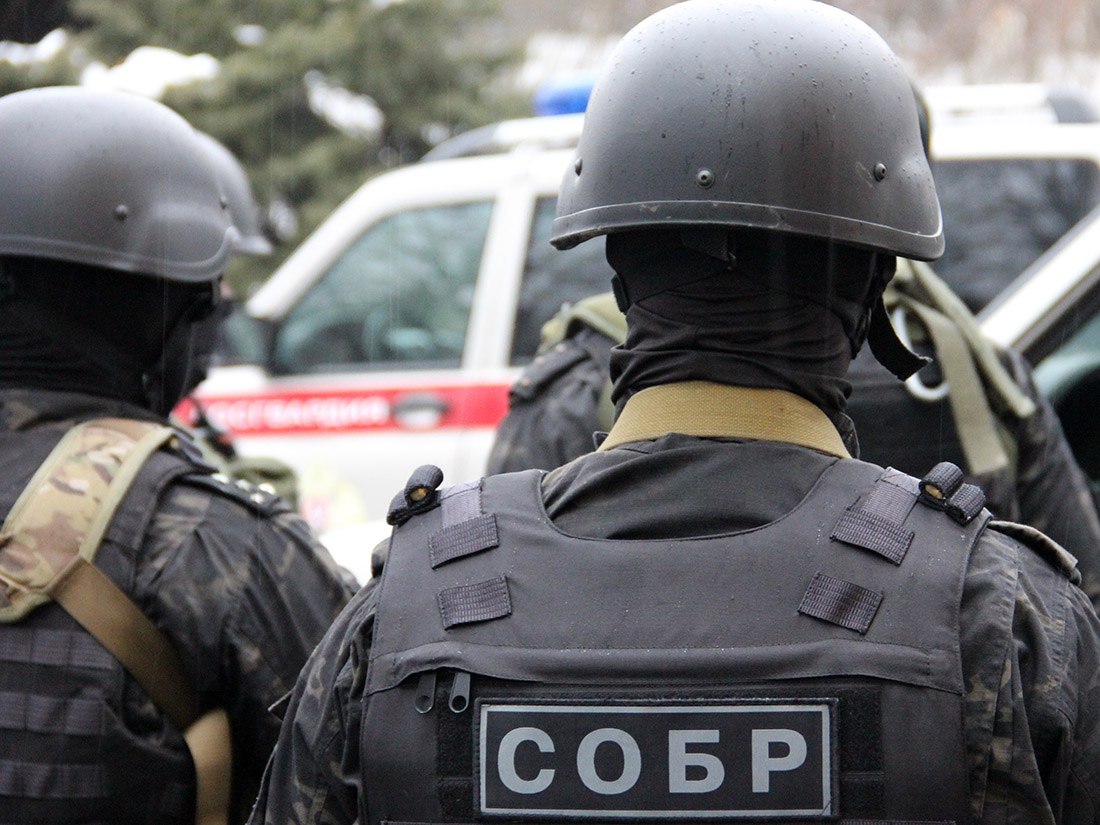 При силовой поддержке СОБР Росгвардии в Волгоградской области задержаны подозреваемые в злоупотреблении полномочиями Офицеры СОБР «Вектор» Управления Росгвардии по Волгоградской области оказали содействие коллегам из ФСБ, МВД и СК России при задержании подозреваемых в злоупотреблении полномочиями при осуществлении деятельности кредитно-потребительского кооператива. По данным следствия, с 2010 года фигуранты, управляя кредитно-потребительским кооперативом, выдавали необеспеченные займы себе и аффилированным лицам. Вопреки установленным запретам Банка России, с 2019 года они привлекли 139 новых пайщиков, получив от них более 41 млн рублей, и продолжили незаконную выдачу займов на 43 млн рублей. Действия злоумышленников привели к банкротству кооператива и ущербу пайщиков на сумму около 700 млн рублей. Возбуждено уголовное дело. #Росгвардия #ЮжныйОкруг #Волгоград #СОБР #Спецназ
