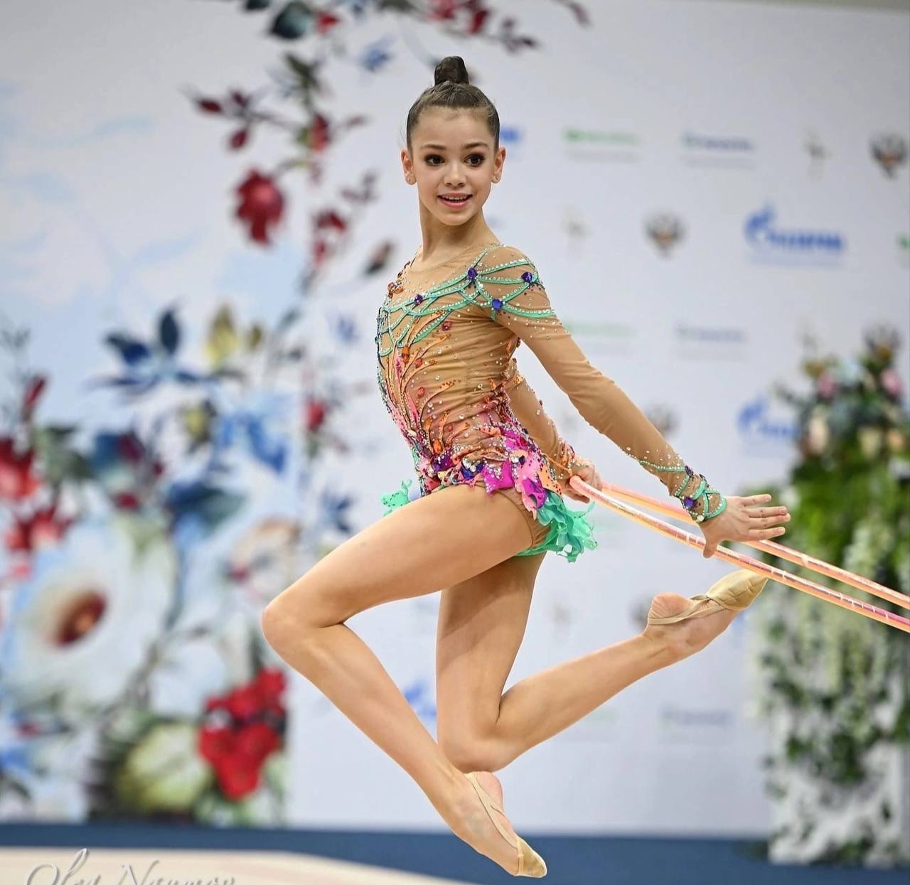 Омская спортсменка взяла бронзу на Чемпионате России по художественной гимнастике.  Юная спортсменка Ульяна Янус только отметила свой день рождения, а уже через два дня завоевала третье место в финале личного многоборья. В сумме четырех выступлений Ульяна заработала 111.8 баллов, уступив первые два места спортсменкам из Москвы и Санкт-Петербурга.  Соревнования проходят эти дни в Москве во Дворце гимнастики Ирины Винер. Завершится национальный чемпионат 22 февраля. По итогам этих стартов тренеры национальной команды определят круг спортсменов для участия в крупных международных соревнованиях.   : Личный VK-аккаунт Ульяны Янус.  Подписаться Написать в редакцию