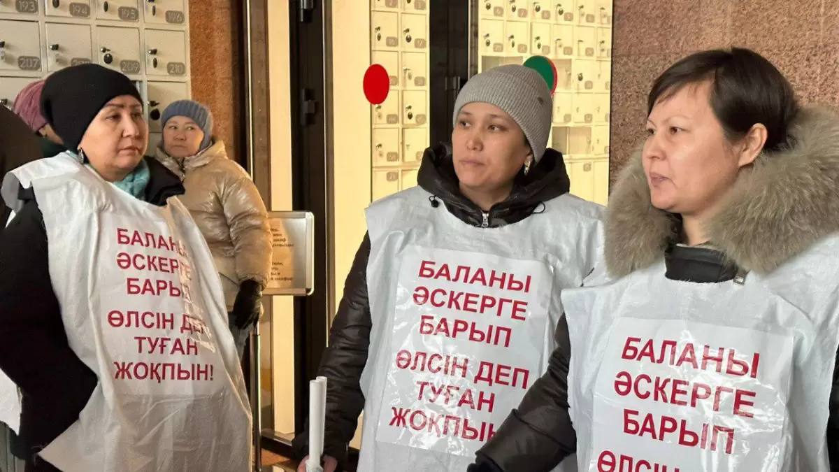 Полиция задержала шестерых женщин вышедших на митинг у Дома министерств В Астане полицейские задержали шестерых матерей погибших военнослужащих Напомним женщины утром 10 ноября вышли на митинг у подъезда Дома министерств где располагается общественная приёмная госорганов   Детали По словам участниц акции их задержали уже после того как все стали расходиться они даже дошли до остановки общественного транспорта через дорогу Об этом они сообщили одной из митингующих Шыран Аденовой Это произошло неподалёку от остановки возле приёмной Гульмира Мукажанова сказала что их отвезли на Иманбаева 16 в Байконурский РОВД рассказала Шынар Аденова Подробнее на сайте Ulysmedia kz t me ulysmediatg