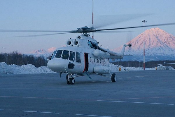 Вертолет доставил более двух тонн почтовых отправлений на Камчатке Вертолет Камчатского авиационного предприятия поставлен в рамках контракта с ГТЛК при поддержке Минпромторга России доставил более двух тонн почтовых отправлений на Камчатке Об этом сообщает AVIA RU со ссылкой на данные пресс службы холдинга Вертолеты России Как отмечается в сообщении вертолет с 2 2 тоннами писем и посылок на борту прибыл в Каменское в Пенжинском районе Почту невозможно было доставить с декабря плохая погода надолго отрезала село от большой земли В таких местах вертолет не прихоть а базовая инфраструктура Когда автомобильные дороги недоступны именно авиация становится единственным способом доставить почту лекарства продукты и специалистов в отдаленные уголки заявили в пресс службе холдинга aviaru net n292056