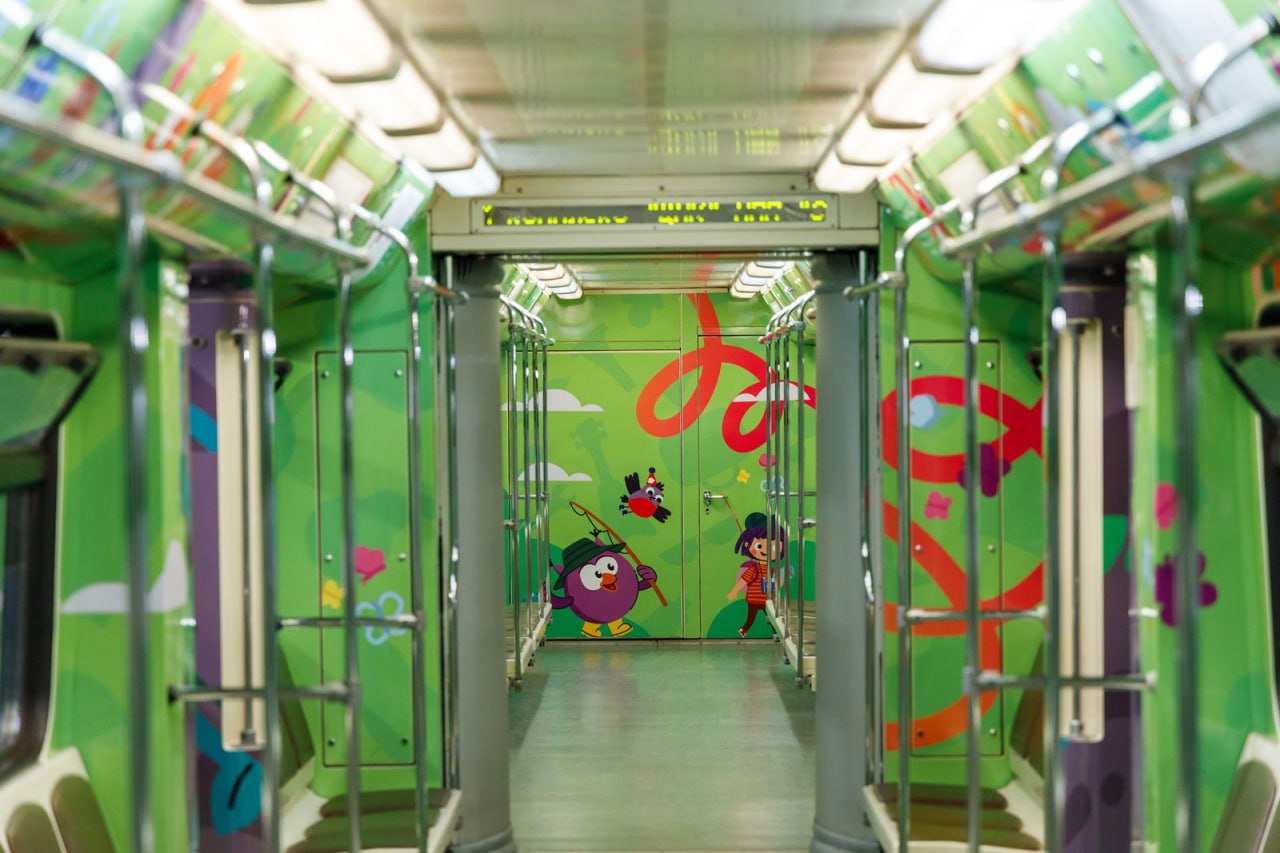 Поезд со Смешариками и Фиксиками появился в московском метро На нем можно прокатиться по синей ветке Каждый вагон оформили в стиле персонажей мультов а также интересными научными фактами