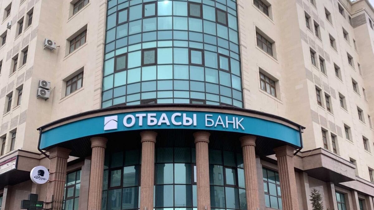 В Казахстане коммерческие банки потеснили Отбасы банк, установив рекорд по ипотеке впервые за 8 лет За январь-март этого года казахстанцы взяли ипотек на 390 млрд тенге — это на 5,7% меньше, чем в прошлом квартале 413 млрд тенге . Основную долю на себя забирал Отбасы Банк, но за первые три месяца он снизил выдачу ипотеки на 10,4% — до 225 млрд тенге. Это связано с относительно поздней выплатой госпремии по депозитам, из-за чего клиенты стали позже подавать заявления на ипотеки. На фоне этого выросли ипотеки в коммерческих банках — с 31% до 36%, что стало самым высоким показателем за последние восемь лет. Наибольший прирост был в Halyk Bank и BCC.