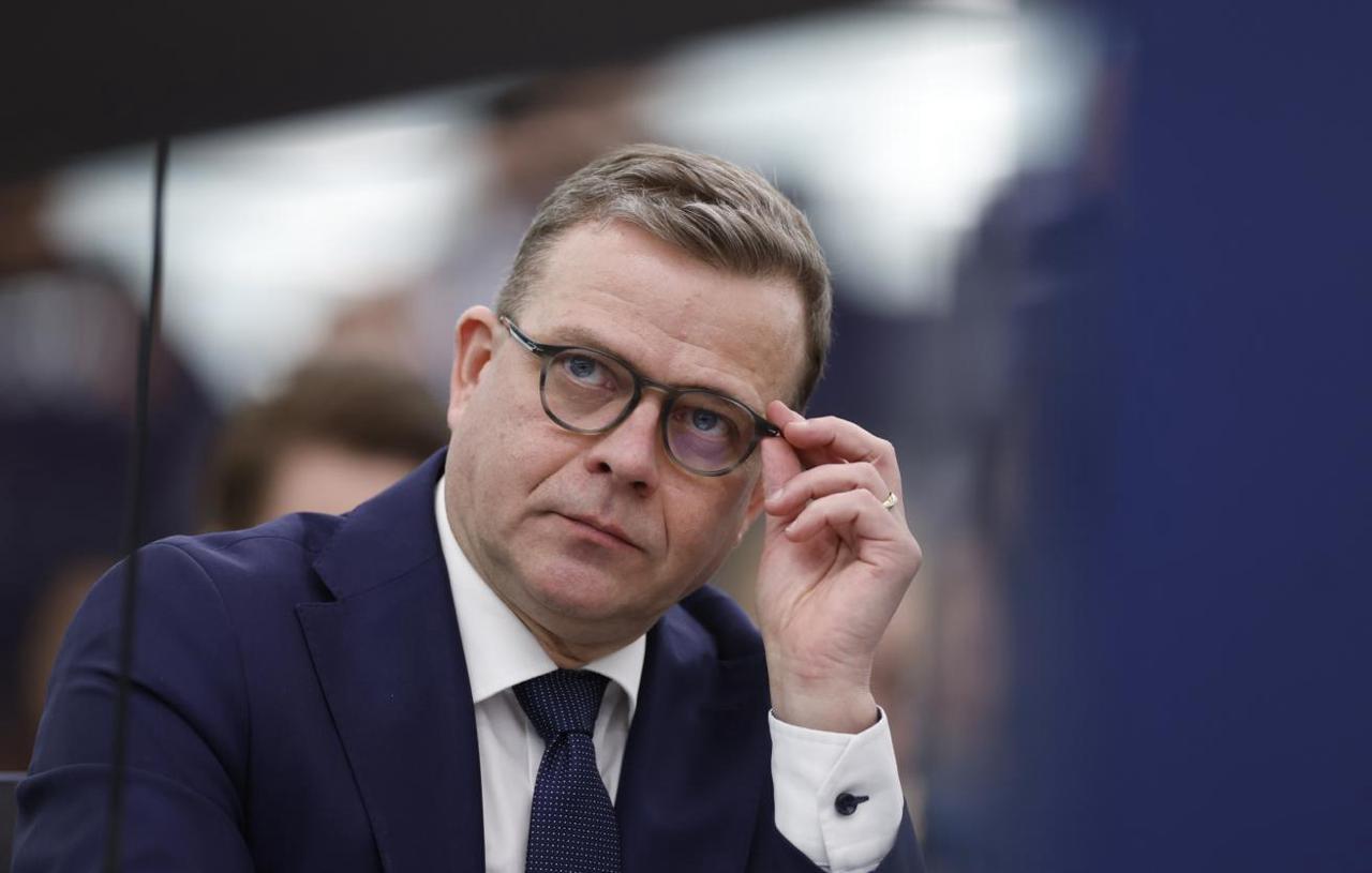 Премьер министр Финляндии выразил готовность сесть за стол переговоров с президентом России Тем не менее Петтери Орпо полагает что время для этого разговора еще не наступило В настоящее время мяч на стороне РФ Хельсинки будет сложно возобновить диалог с соседом пока продолжается конфликт на Украине пояснил он в интервью Iltalehti