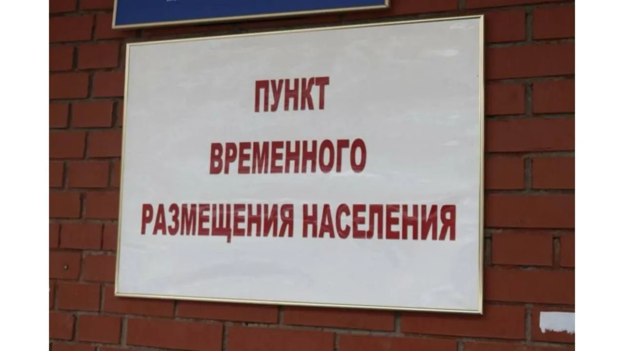 В Махачкале 447 граждан размещены в пунктах временного пребывания В настоящее время в Махачкале 447 граждан пострадавших от наводнения размещены в 13 специально организованных пунктах временного размещения По словам главы города Джамбулата Салавова общее число эвакуированных достигло 1 1 тысячи человек Из за стихийного бедствия затопленными остаются 3 7 тысячи частных домовладений расположенных на 365 улицах города Значительные разрушения затронули часть городской инженерной инфраструктуры и муниципального сектора Для детальной оценки нанесенного ущерба было сформировано 51 рабочая группа На данный момент обследовано 2 5 тысячи домов Кроме того региональные власти осуществили выплаты в размере 1 1 тысячи единиц пострадавшим гражданам