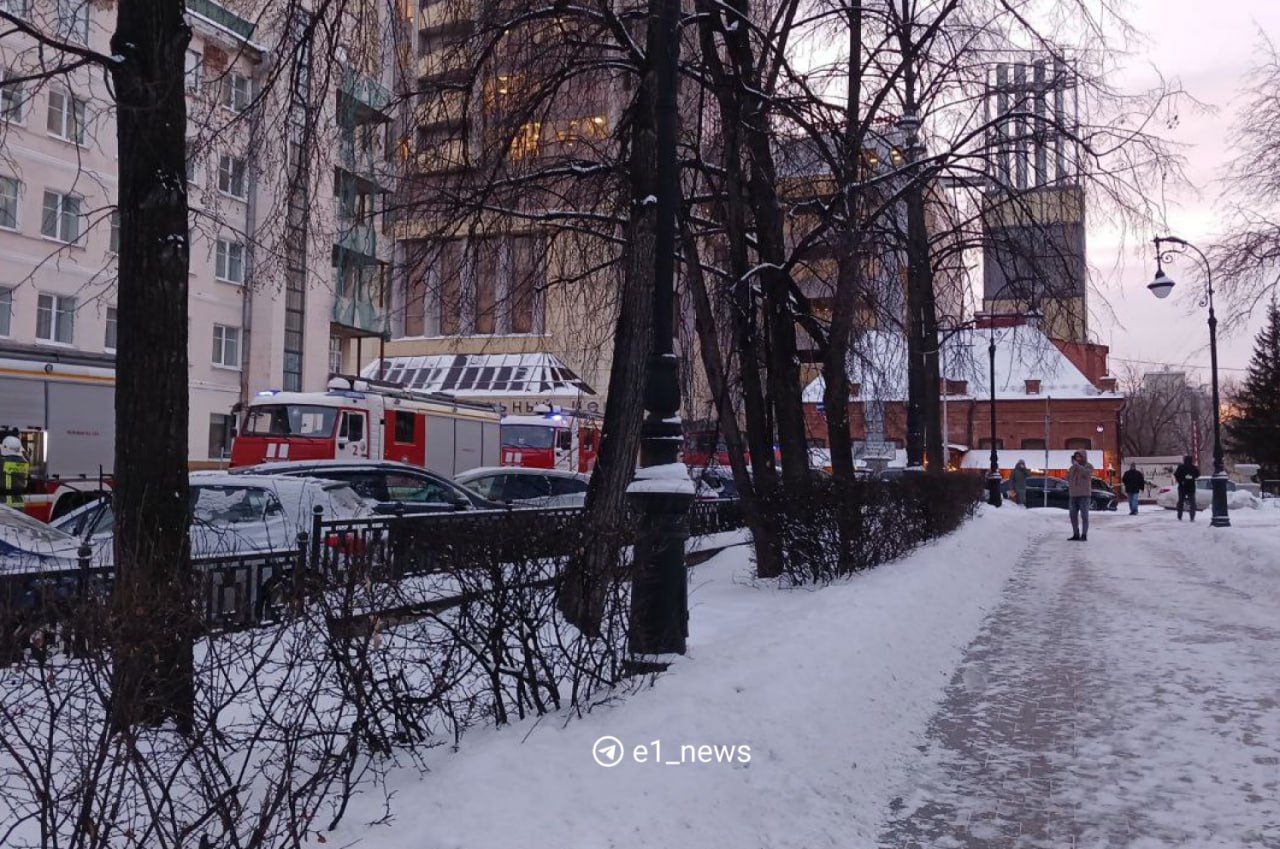 В гостинице «Большой Урал» эвакуация. На место приехали десятки пожарных машин. Примчалась реанимация.   Мы уточняем подробности.   Находитесь рядом? Присылайте фото и видео в комментарии.