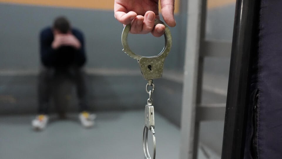 В Алтайском крае задержали педофила, надругавшегося над 10-летним мальчиком 47-летний житель Тальменского района 17 июня познакомился с четвероклассником на улице и заманил его в свой дом под предлогом покурить. "В квартире мужчина сначала пытался задушить школьника, а затем надругался над мальчиком", – рассказал источник РЕН ТВ. Ребенок в результате насилия получил тяжелые травмы внутренних органов и головы. Мальчик находится в больнице. Педофил задержан, он дал признательные показания. До этого он был судим за изнасилования и грабежи. Возбуждено уголовное дело по статье о насильственных действиях сексуального характера в отношении несовершеннолетнего по п. "б" ч. 4 ст. 132 УК РФ . Рен тв