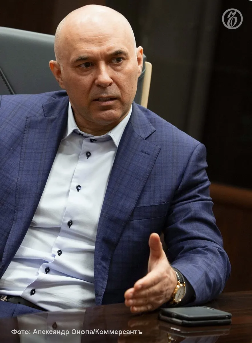 Сургутский городской суд ХМАО Югра начал рассматривать по существу уголовное дело бывшего мэра Сургута Андрея Филатова Ему предъявлено обвинение в 13 эпизодах коммерческого подкупа В деле фигурирует УК Диалог из Нижневартовска за коррупционные схемы с которой сейчас судят бывшего замгубернатора ХМАО Алексея Шипилова На суде стало известно что к делу также может быть причастен убитый в 2023 году окружной депутат Александр Колодич который мог управлять организованной группой Рассмотрение уголовного дела частично пройдет в закрытом режиме Подробности уголовного дела в материале Ъ Урал Подписывайтесь на Ъ Урал в MAX VK Telegram