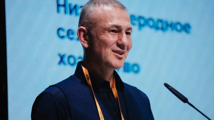 Тезисы из выступления Андрея Мельниченко на «Форуме будущего 2050»: «Сейчас мир стоит перед выбором: продолжать бороться с выбросами или переключиться на адаптацию. Если станет ясно, что предотвратить изменения невозможно, то Парижское соглашение утратит актуальность. Будет создана новая архитектура климатического регулирования, где акцент сместится на адаптацию, помощь развивающимся странам и предотвращение глобальных рисков». «Экономика России остаётся зависимой от ископаемого топлива, и резкий энергопереход угрожает значительным ростом цен и потерей конкурентоспособности. В целом, текущая мировая климатическая парадигма не отвечает интересам нашей страны». «Порядка 50% нашего экспорта связано с ископаемым топливом. При реализации климатической политики, которая развивается в мире, можно утверждать, что примерно половина нашего экспортного потенциала может исчезнуть. Это создаёт серьёзные вызовы, но и открывает новые возможности». «У нас есть как ископаемое топливо, так и природные активы, которые позволяют нам продавать услуги по сокращению выбросов. Эти преимущества необходимо конвертировать в экономический рост». «Помимо выхода США из Парижского соглашения, который был обусловлен превращением США из импортёра в экспортёра энергоресурсов в ходе «сланцевой революции», утрата актуальности зелёной повестки заметна и в Европе. Фактически там, в результате климатической политики, произошла деиндустриализация, и сейчас начинается разворот в отношении к зелёному курсу». «Где надо быть нам? Это серьёзный разговор, и его точно не надо вести из логики того, чтобы понравиться Китаю или Америке. Надо думать о своих национальных интересах, считать и взвешивать. Для этого самое важное, независимо от того, останемся мы в Парижском соглашении или выйдем, заниматься наукой. Заниматься климатической дипломатией, искать баланс между глобальными интересами, не следуя в фарватере других стран, а формируя свою стратегию. Важно не создавать искусственных обременений и барьеров». Запись лекции здесь 9 июня, зал Атом, на видео с 4:08:25 . Зелёная барыня ESG