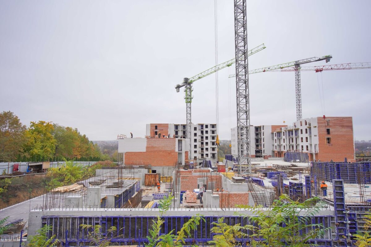 Ввод нового жилья в регионе снизился в 2025 году на 40 сильнее всего по стране сообщает ДОМ РФ Такие же серьёзные спады показали Москва и Тюменская область 29 и Подмосковье 27 В целом по России строительство новых проектов упало на 12 Главные причины слабый спрос и высокая стоимость кредитов в первой половине года Питер и Ленобласть наоборот нарастили объёмы 33 и 11 Общий объём стройки в стране всё равно чуть вырос до 116 6 млн кв м Рост обеспечили преимущественно регионы середнячки не входящие в топ 10 domostroyrf