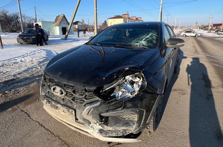 Под Волгоградом Лада Веста насмерть сбила женщину  Трагическое происшествие случилось сегодня, 2 марта, в Калаче-на-Дону Волгоградской области. Около восьми часов утра напротив дома №151 по ул. Кирова водитель Лады Весты сбил пешехода. Женщина от полученных травм скончалась в больнице.