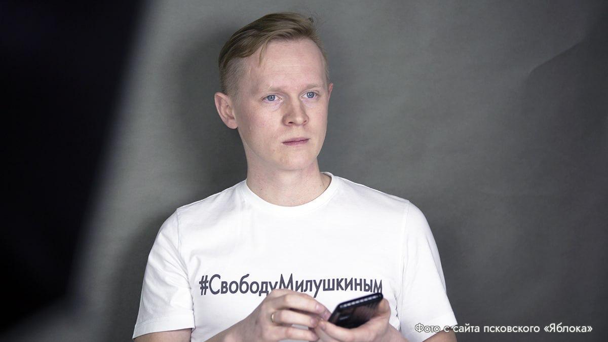 В Пскове возбудили второе уголовное дело против экс главы Голоса Владимира Жилинского В Псковской области возбудили новое уголовное дело против бывшего координатора движения Голос Владимира Жилинского На этот раз его обвиняют в оправдании терроризма из за комментария в телеграм канале Псковской губернии которая и сообщила о ситуации Комментарий опубликован в феврале 2025 года Это уже второе уголовное дело против Жилинского В декабре 2023 года на него завели дело за нарушение порядка деятельности иностранного агента По версии суда активист покинул Россию чтобы избежать уголовного преследования В феврале 2024 года его заочно арестовали Жилинский находится в федеральном розыске Ранее Жилинского дважды штрафовали за отсутствие маркировки иноагента в соцсетях в 2022 и 2023 году Псковская область остается одним из регионов лидеров по числу иноагентов В список внесены семь человек журналисты Людмила Савицкая Светлана Прокопьева Денис Камалягин Алексей Семенов политики Лев Шлосберг и Николай Кузьмин а также экс координатор Голоса Владимир Жилинский Псковскаяобласть