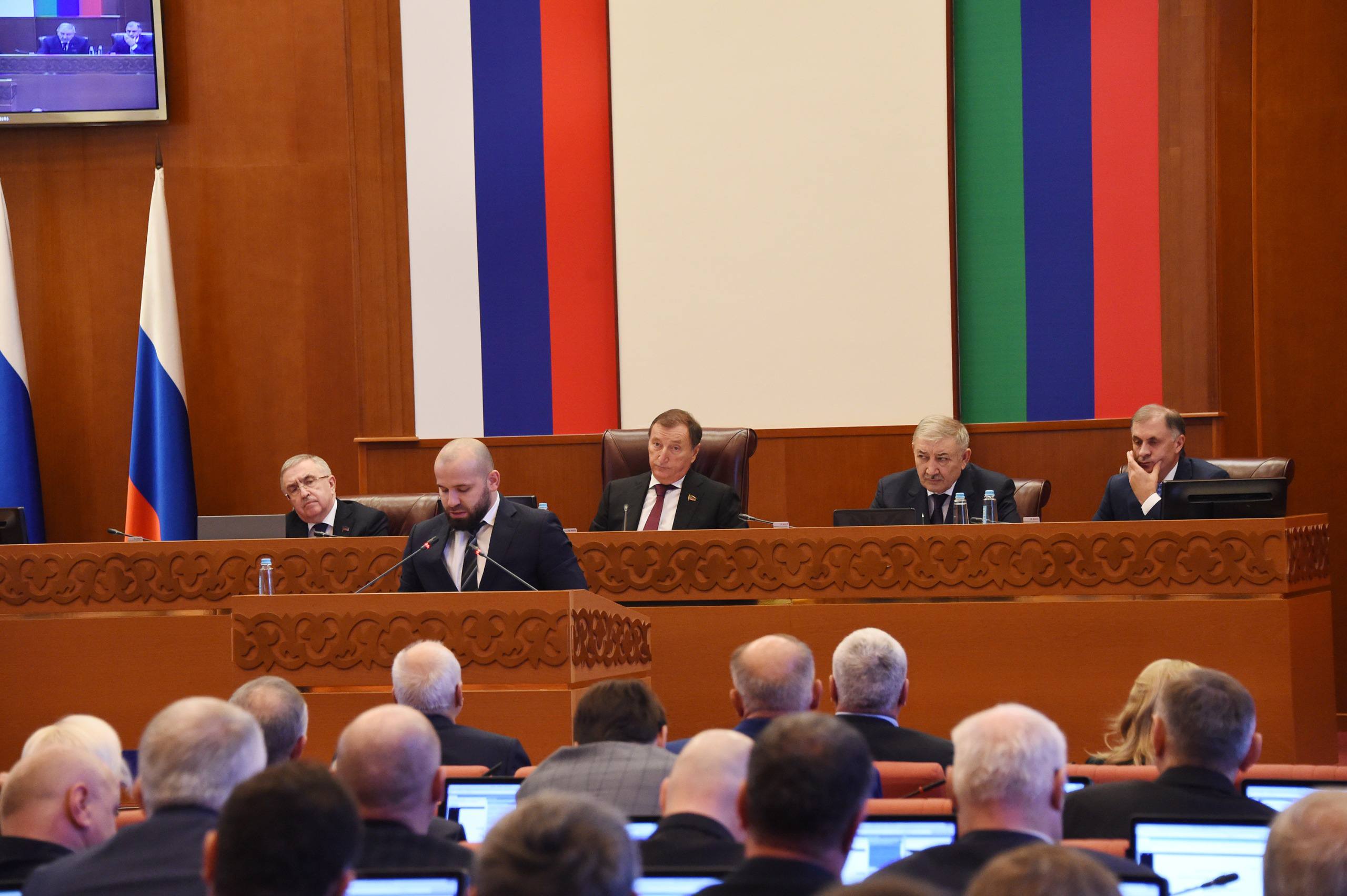 В Дагестане проведут эксперимент по предоставлению услуг гостевых домов Сегодня 30 октября на 48 й сессии Народного Собрания Республики Дагестан министр по туризму и народным художественным промыслам РД Эмин Мерданов представил законопроект О проведении на территории Республики Дагестан эксперимента по предоставлению услуг гостевых домов Документ направлен на создание благоприятных условий для развития туристской отрасли и легализацию деятельности владельцев индивидуальных жилых домов принимающих туристов Законопроект принят в первом чтении Согласно федеральному законодательству эксперимент начнётся после вступления закона в силу и продлится до 31 декабря 2027 года Реализация проекта позволит выстроить прозрачную систему регулирования в сфере гостевых домов повысить качество и безопасность предоставляемых услуг а также увеличить налоговые поступления в местные бюджеты Эксперимент создаёт правовые условия для развития малого бизнеса в сфере туризма и открывает новые возможности для жителей республики желающих заниматься приёмом гостей подчеркнул Эмин Мерданов