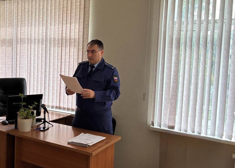 За попытку сбыта особо крупной партии наркотиков мужчина отправился в колонию строгого режима   Прокуратура города Невинномысска поддержала государственное обвинение по уголовному делу в отношении местного жителя   Он признан виновным по ч 3 ст 30 ч 5 ст 228 1 УК РФ покушение на незаконный сбыт наркотических средств совершенное с использованием информационно телекоммуникационных сетей группой лиц по предварительному сговору в особо крупном размере В суде установлено что в середине января 2025 года подсудимый вступил с неустановленным лицом в сговор направленный на сбыт запрещенных веществ Мужчина получил от сообщника координаты тайника закладки из которого извлек наркотическое средство общей массой более 420 грамм в целях его последующего распространения потребителям с использованием сети Интернет Сотрудники правоохранительных органов пресекли преступную деятельность и задержали сбытчика По месту жительства мужчины изъяли свертки с запрещенными веществами С учетом позиции государственного обвинителя суд назначил подсудимому наказание в виде 9 лет лишения свободы с отбыванием в исправительной колонии строгого режима  Приговор суда вступил в законную силу   Сайт Тelegram ВК Обратиться в прокуратуру