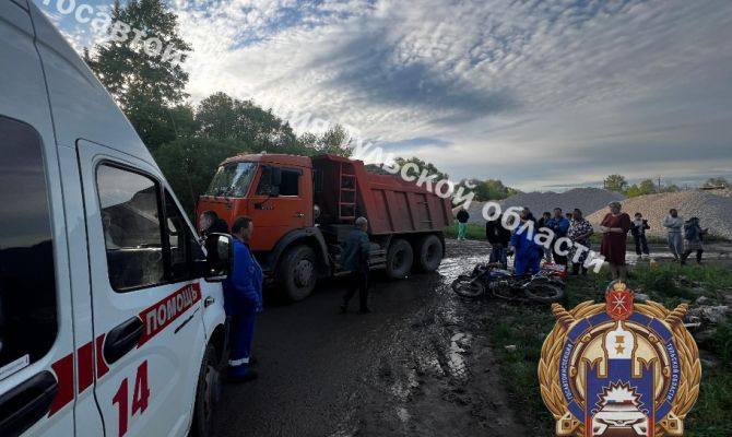 В Заокском районе 22-летний водитель «Камаза» сбил мотоциклиста. По предварительным данным, авария произошла 19 мая в 18:01 на улице Привокзальной в поселке Пахомово. 22-летний водитель «Камаза» пытался повернуть налево, но в результате столкнулся с мотоциклом «Ямасаки», под управлением 52-летнего мужчины. Известно, что мотоциклист не имел прав. Кроме того, в результате ДТП пострадал водитель «Ямасаки». Мужчину госпитализировали. Источник Первый тульский