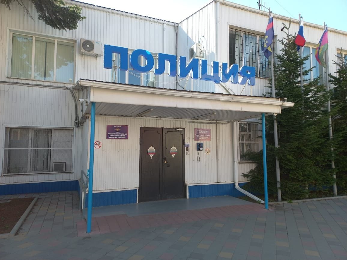 В Апшеронске полицейские уличили экс-сотрудницу сельской администрации в мошенничестве Сотрудники ОУР ОМВД России по Апшеронскому району при проверке информации, полученной оперативным путем, уличили 57-летнюю местную жительницу в мошенничестве. Установлено, что подозреваемая, ранее занимавшая должность главного бухгалтера в администрации одного из сельских поселений Апшеронского района, после увольнения продолжила работать дистанционно в муниципальном учреждении культуры. Используя служебный доступ к системам электронного документооборота, она вносила в реестр заработной платы ложные данные и, подписывая документы своей электронной подписью, незаконно начислила себе более 1 млн рублей. Полученными деньгами женщина распорядилась по своему усмотрению. Следственным отделом ОМВД России по Апшеронскому району в отношении подозреваемой возбуждено уголовное дело по признакам преступления, предусмотренного частью 4 статьи 159 УК РФ «Мошенничество». Санкции указанной части статьи предусматривают максимальное наказание в виде лишения свободы на срок до десяти лет. Л. А. Саркисян, специалист направления по связям со СМИ Отдела МВД России по Апшеронскому району капитан внутренней службы Апшеронский рабочий
