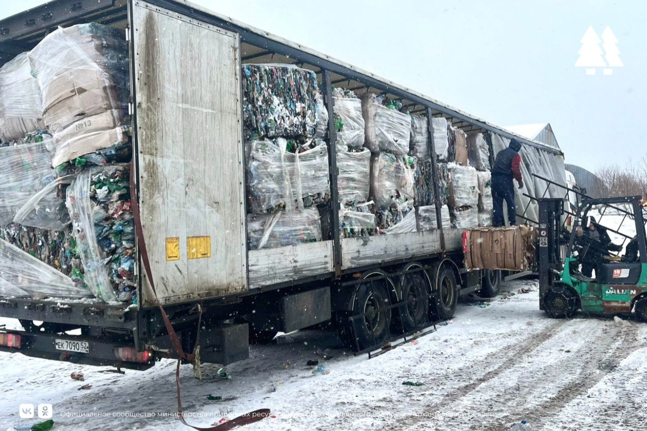 240 тысяч пластиковых бутылок отправились из Архангельска на переработку  За первый месяц 2025 года на Архангельском мусоросортировочном комплексе собрали 12 тонн ПЭТа. Фура с пластиковыми бутылками из синих контейнеров уехала на завод переработчика в Нижний Новгород.  Напомним, в Архангельске, Северодвинске, Новодвинске и Приморском округе установлено 1627 синих контейнеров для сбора «сухих» отходов. Они предназначены для макулатуры, пластика, стекла и металла.  Регоператор вывозит содержимое синих баков отдельным мусоровозом. На мусоросортировочном комплексе все отходы проходят через линию сортировки, где специалисты выбирают из них 23 фракции. При помощи пресса полученное вторсырье упаковывают в брикеты и отправляют на переработку, чтобы изготовить из них новые вещи и материалы.    Фото: ЭкоИнтегратор