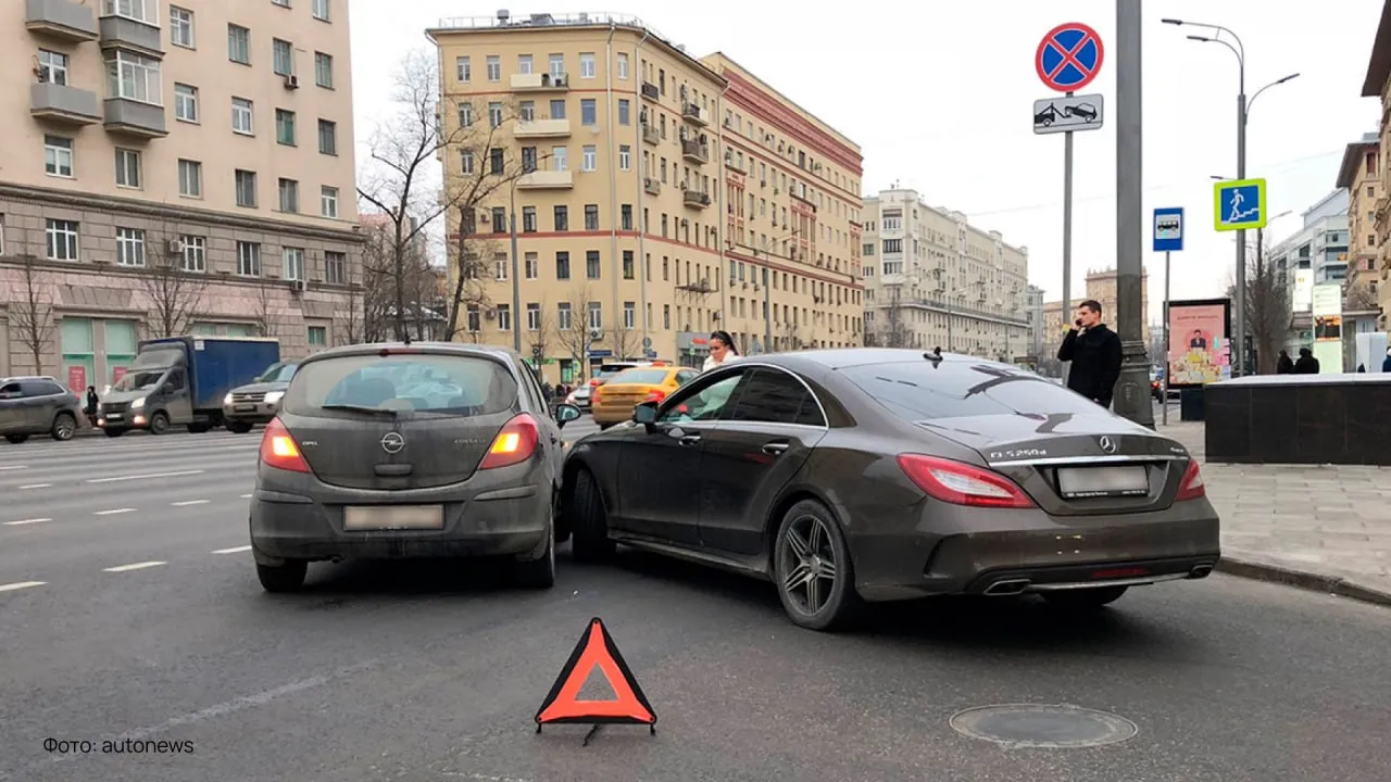 Автоподставщикам хотят запретить садиться за руль на три года МВД и Банк России готовят новые меры против мошенников которые специально устраивают ДТП ради страховых выплат Обсуждается создание единой базы нарушителей куда компании смогут передавать данные о подозрительных авариях Для таких схем предлагают ввести жесткое наказание лишение прав до трех лет и конфискация автомобиля как орудия преступления В Российском союзе автостраховщиков считают что это должно обрубить возможности для мошенников зарабатывать на подставных авариях   Подпишитесь на Абзац в Максе