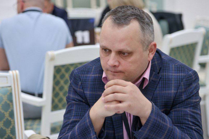 На Камчатке назначен новый руководитель Спецтранса Андрей Кудрин ранее курировавший сферу ТКО в правительстве края Его главная задача наладить систему вывоза мусора и обеспечить контроль в этой сфере Прежний глава предприятия Сергей Воробьев был уволен в конце снежного января из за невозможности уборки контейнерных площадок и придомовых территорий в Петропавловске Подписаться Предложка Чат