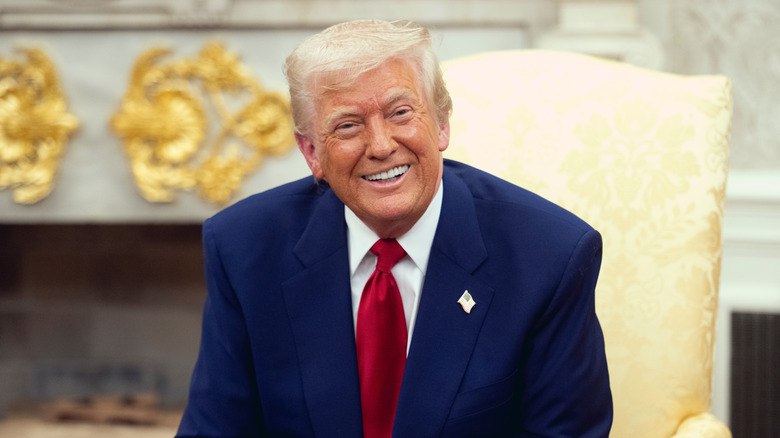 Трамп раскритиковал журналистку CNN Кейтлин Коллинс и обвинил ее в постоянной лжи объяснив это отсутствием улыбки Вы худший репортёр У CNN нет рейтингов из за таких как вы сказал президент США в Белом доме Я не думаю что когда либо видел чтобы вы улыбались Я знаю вас уже 10 лет и ни разу не видел улыбки на вашем лице Знаете почему вы не улыбаетесь Потому что вы не говорите правду продолжил Трамп