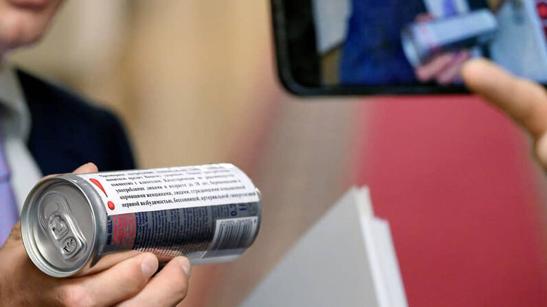 Перенос ограничения рекламы энергетических напитков новые сроки и ужесточение правил Ограничение на рекламу энергетических напитков которое изначально планировалось ввести с 1 сентября 2025 года теперь перенесено на 1 марта 2026 года Это решение стало следствием того что авторы законопроекта не успели внести необходимые изменения ко второму чтению В обновленной версии законопроекта предусмотрено ужесточение правил маркетинга данной продукции В частности вводится запрет на обращение к несовершеннолетним а также ограничивается возможность упоминания витаминов и биологически активных добавок БАД в составе энергетических напитков