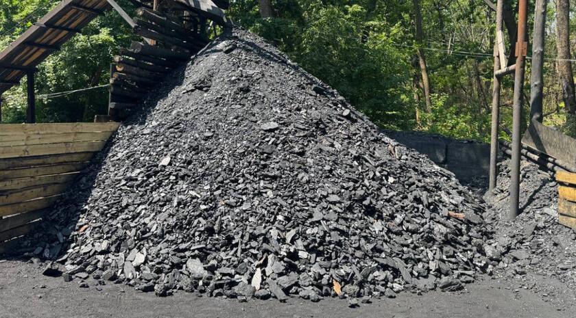  Правоохранительные органы изъяли более 40 тонн незаконно добытого угля, оборудование и специализированную технику в Антрацитовском районе. Об этом сообщила пресс-служба прокуратуры ЛНР «Незаконная деятельность в лесном массиве, расположенном в поселке городского типа Щетово Антрацитовского муниципального округа ЛНР, пресечена, изъято более 40 тонн угольной массы, оборудование и специализированная техника», — говорится в сообщении.