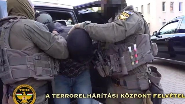Обвиненный в шпионаже в Венгрии бывший украинский дипломат попросился в Россию Бывший сотрудник дипмиссии Украины Сергей Александров, который был обвинен Венгрией в шпионаже, намерен уехать в Россию. Об этом сообщила венгерская газета Blikk со ссылкой на Габора Сюча, адвоката обвиняемого.