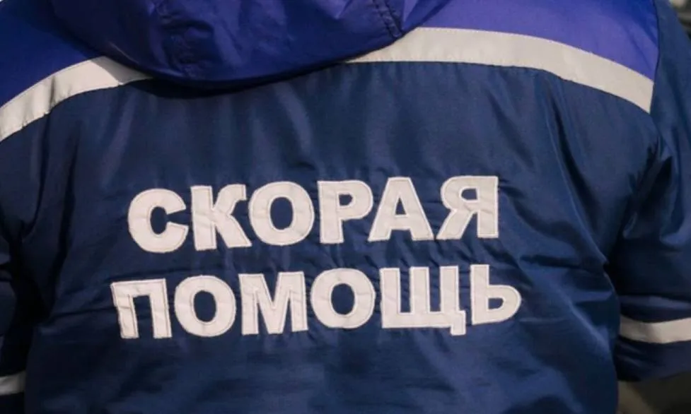 Пятилетний мальчик выпил синтетический наркотик который в бутылке оставила его мать Сигнал о госпитализации пятилетнего мальчика из квартиры на улице Военный Городок в Янино поступил в полицию вечером 5 мая Ребёнка привезли в больницу с симптомами тяжёлого отравления 29 летняя мать рассказала врачам что перед этим сын хлебнул жидкость из бутылки Позже женщина рассказала правоохранителям что систематически употребляет синтетические наркотики Днём она оставила на столе бутылку с остатками наркотиков та оказалась в руках ребенка Мать задержана правоохранителями Возбуждено уголовное дело Известно что ранее она привлекалась за незаконный оборот наркотиков GradSPb в MAX подпишись