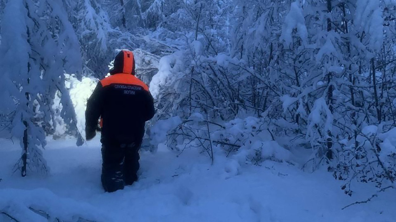 2 января, в с. Тюбя Намского района найдено тело пропавшего 30 декабря мужчины. Ранее мы сообщали, что мужчина 1949 года рождения проживал один, страдал деменцией. Утром, 30 декабря, сосед зашел проведать и не обнаружил его дома.  Были организованы поиски - 3 спасателя Тюбинского поисково-спасательного отряда Службы спасения Якутии, 5 жителей села, сотрудник полиции.   Тело пропавшего было обнаружено в 11:36 на берегу р. Лена, в 1,5 километрах от дома, где он проживал.