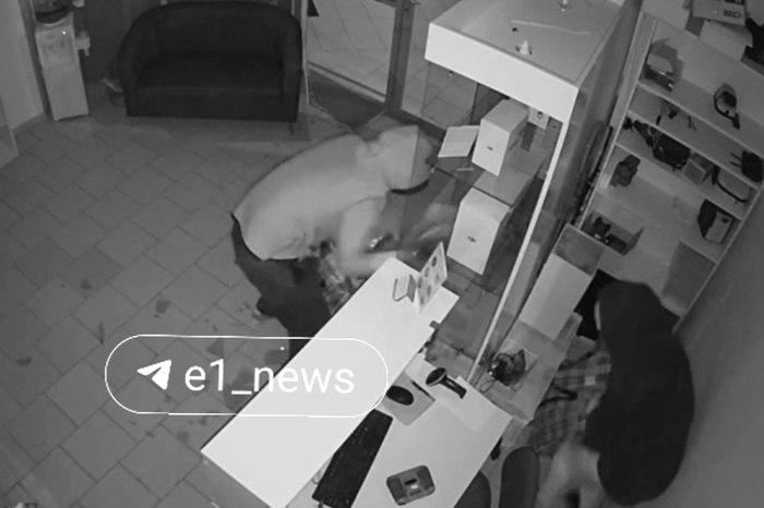 В Екатеринбурге ограбили магазин с дорогими дронами и квадрокоптерами В ночь на 20 июля в Екатеринбурге ограбили магазин техники на Куйбышева, 38. Воры вытащили дорогие дроны и квадрокоптеры общей стоимостью на миллион рублей. Сотрудники магазина вызвали полицию после того, как сработала сигнализация. Но всего за полторы минуты воры разгромили стеклянные витрины, забирая всё с полок. — Сломали двери, вынесли оборудование. Пропали дроны с витрины новые, 10 штук, плюс дроны с сервисного обслуживания на выдаче, — рассказала порталу E1.RU сотрудница магазина. Новые дроны с витрины стоили около 400 тысяч. Дроны клиентов — 500-600 тысяч. В магазине продавали профессиональные дроны для фотографов и видеографов. Продавцы уточнили, что дроны не оснащены системами сброса груза.
