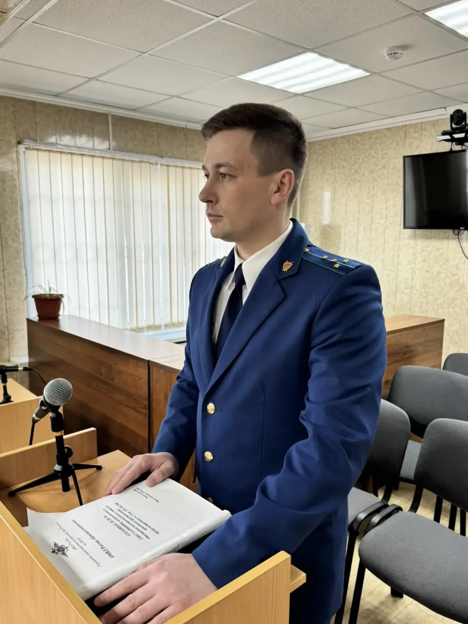 В Красноселькупе вынесен приговор по факту хищения денежных средств с банковского счета   В суде установлено что мужчина в сентябре 2025 г находясь по месту своего жительства используя ранее похищенный мобильный телефон знакомого пользуясь услугой мобильный банк тайно похитил с банковского счета потерпевшего денежные средства в размере более 100 тыс рублей после чего распорядился ими по своему усмотрению Подробности на сайте ведомства Новости в MAX на час раньше подписывайтесь   Прокуратура ЯНАО MAX ВК САЙТ ТГ