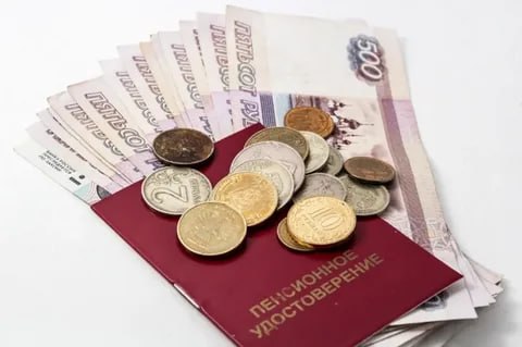 С 1 августа пенсии работавших пенсионеров вырастут на 437 рублей  Более 110 тысяч белгородцев получат повышенные страховые и накопительные пенсии. Перерасчёт коснётся тех, кто работал в 2024 году, а также получателей пенсий по потере кормильца, если на счёт умершего поступали новые страховые взносы.  Прибавка начисляется автоматически — обращаться никуда не нужно. Её размер зависит от зарплаты: чем она была выше, тем больше окажется увеличение. Максимальная прибавка — три пенсионных балла.  Узнать свою сумму можно в личном кабинете на Госуслугах, проверив выписку из лицевого счёта. Пенсии с учётом перерасчёта начнут выплачивать в августе по обычному графику.  Подписаться   Написать нам